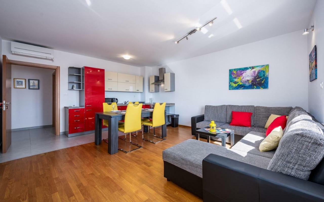 Laura House With Apartment Умаг Екстериор снимка